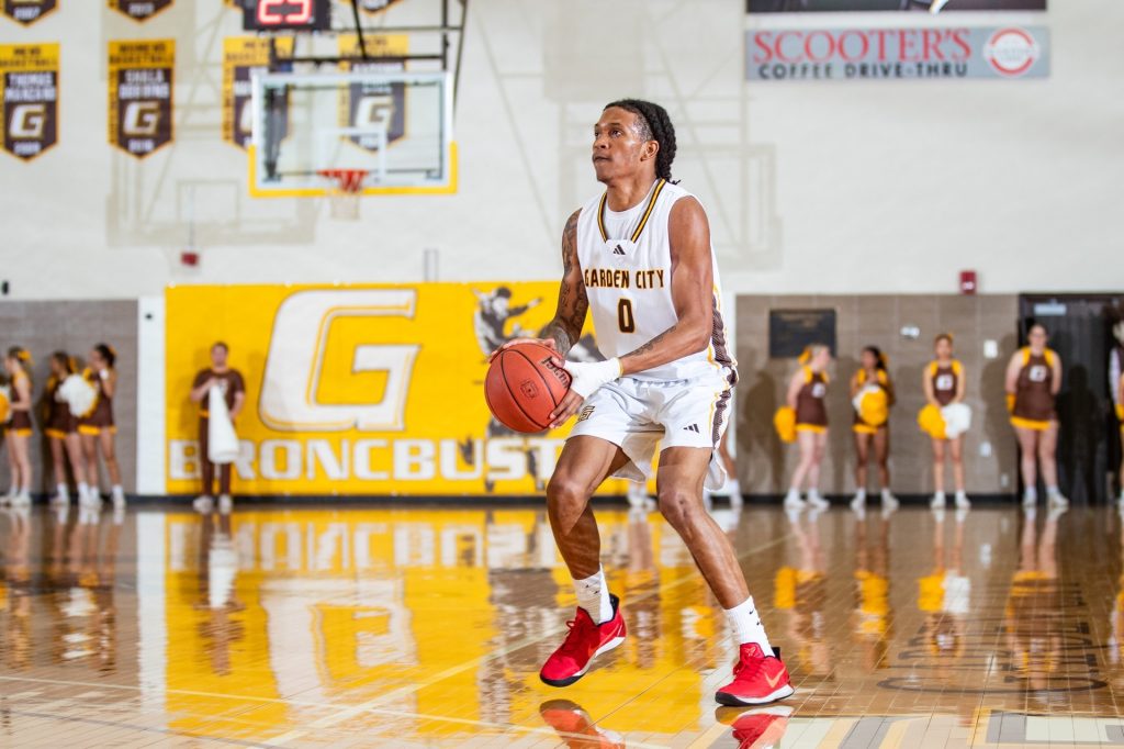 Garden City Holds Off Hutch for Big Home Win